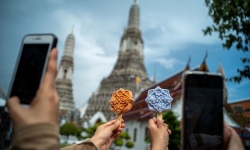 Món kem mát lạnh lấy cảm hứng từ ngói chùa Thái khiến du khách trầm trồ