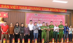 Nhiệt điện Vũng Áng 1 trao tặng 50 bình chữa cháy cho hộ nghèo