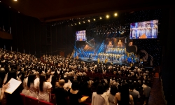 Dàn hợp xướng hơn 3.500 người trong PVcomBank Concert 'Hành trình vàng son'