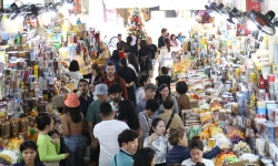 Khách Hàn, khách Ấn… tấp nập mua sắm ở chợ Hàn dịp Tết Dương lịch
