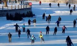 Sân băng tự nhiên lớn nhất thế giới mở cửa trở lại ở Canada