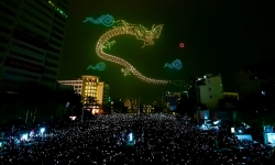 Hàng nghìn người xem drone trình diễn trên trời Hà Nội đêm 30 Tết