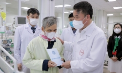 Tổng giám đốc BHXH thăm, tặng quà các bệnh nhân có hoàn cảnh khó khăn tại Hà Nội