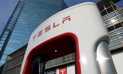 Tesla giảm giá xe điện trên toàn cầu