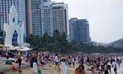 Người dân, du khách đổ ra biển Nha Trang 'giải nhiệt' dịp nghỉ lễ