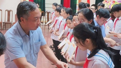 Học bổng 'Vì trẻ em Việt Nam' đến với học sinh tỉnh Hà Tĩnh