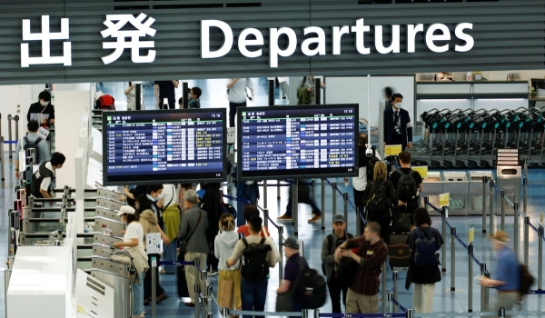 Giá vé máy bay đạt đỉnh khi du khách ở châu Âu, châu Á tìm cách tiết kiệm