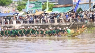 Hàng ngàn người xem đua ghe Ngo trên sông Long Bình