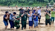 Những người kể chuyện tại 'điểm nóng' Làng Nủ