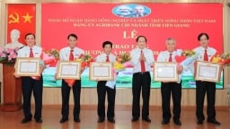 Agribank Tiền Giang: 5 đảng viên nhận huy hiệu 30 năm tuổi Đảng