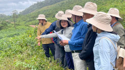 Sang Lào giúp người dân làm nông