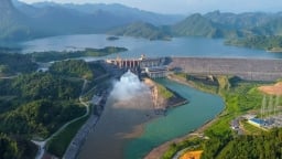 Đóng 1 cửa xả đáy hồ thủy điện Tuyên Quang