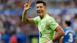 Lewandowski lập hattrick giúp Barca vững ngôi đầu