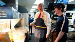 Ông Trump chiên khoai tây tại cửa hàng McDonald's