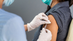 Đang mắc cúm có nên tiêm vaccine phòng cúm không?