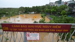 Nước sông Hồng tràn vào khu ngoài đê, cầu Long Biên cấm lưu thông