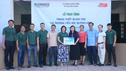 Báo Nông nghiệp Việt Nam và Vinaseed tặng loạt tivi cho trường tiểu học miền biển