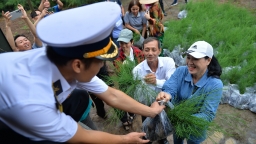 HANE trao tặng 1,5 triệu cây xanh cho quân và dân huyện đảo Trường Sa