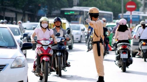 Bật đèn xe máy ban ngày, nên hay không?