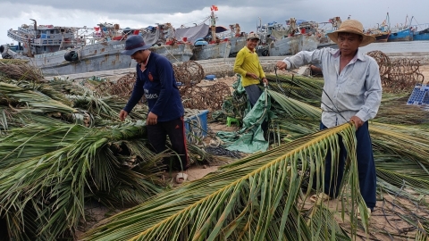 Tri thức nghề nông: 'Dựng nhà' trú ngụ cho tôm cá giữa biển khơi