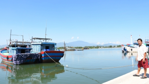 Nghề lưới vây thua lỗ, tàu cá nằm bờ