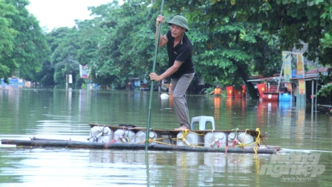 Muôn kiểu bè vượt lũ của người dân Tuyên Quang