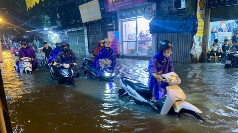 Mưa lớn, đường Mỹ Đình, Đình Thôn ngập nặng