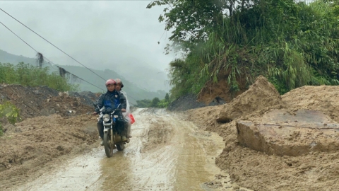 Nỗ lực khắc phục các điểm sạt lở thông tuyến vào cứu hộ Làng Nủ