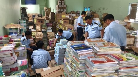 Hàng chục ngàn quyển sách giáo khoa giả bị phát hiện đầu năm học mới