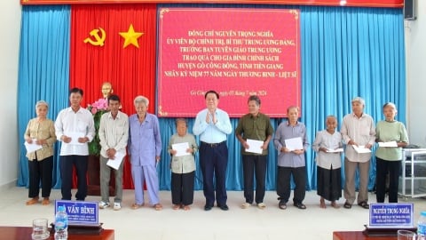 Trưởng Ban Tuyên giáo Trung ương tặng quà gia đình chính sách Tiền Giang
