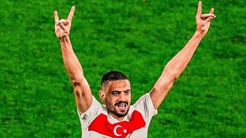 Ăn mừng không phù hợp, cầu thủ Thổ Nhĩ Kỹ bị cấm 2 trận