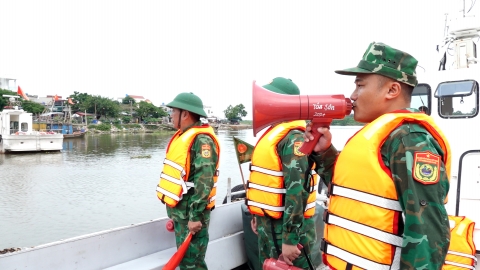 Bộ đội biên phòng vận động tàu về nơi tránh trú bão