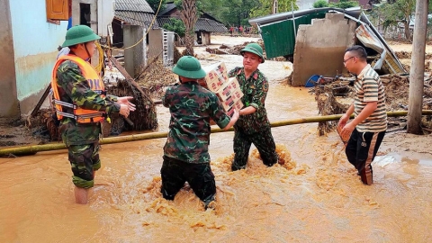 Cấp 200 tấn gạo dự trữ cho người dân vùng bị lũ cô lập