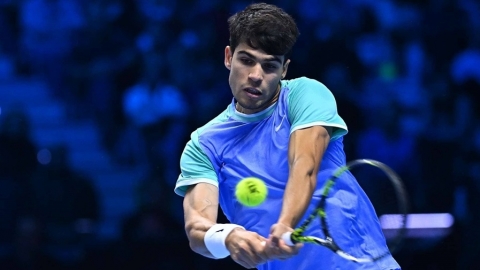 Carlos Alcaraz thua muối mặt tại trận mở màn ATP Finals