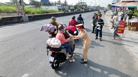 Công an Vĩnh Long phát nước suối, sữa, khăn lạnh miễn phí trên quốc lộ 1