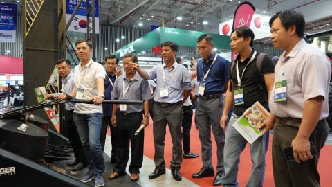 Nông dân say mê tìm hiểu máy móc, thiết bị nông nghiệp tại AGRITECHNICA ASIA 2025