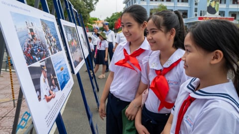 Khai mạc triển lãm ảnh 'Hoàng Sa, Trường Sa - Tổ quốc nơi đầu sóng'