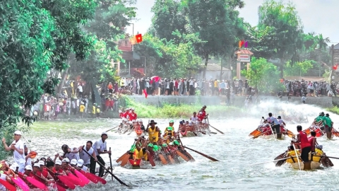 Lễ hội đua thuyền truyền thống mừng Tết Độc lập