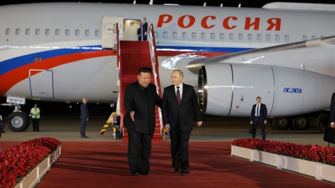 Tổng thống Putin được ông Kim Jong-un chào đón tại sân bay