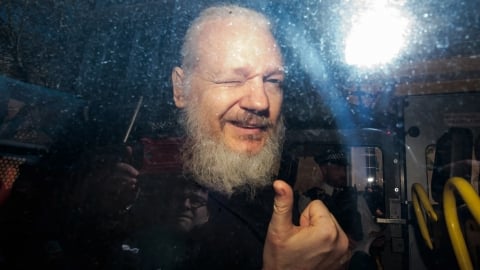 Nhà sáng lập WikiLeaks được trả tự do sau khi đồng ý nhận tội