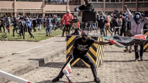 Người biểu tình ở Kenya đập phá tòa nhà quốc hội để phản đối tăng thuế