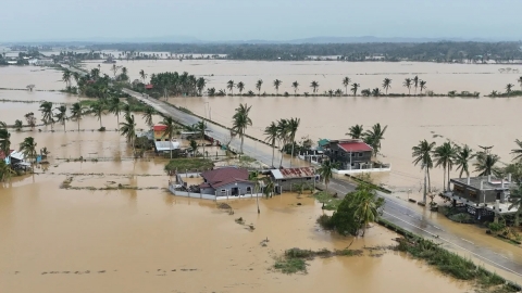 Philippines sơ tán hàng chục nghìn người trước bão Manyi