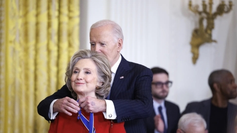 Tổng thống Biden trao Huân chương Tự do cho bà Clinton và Messi