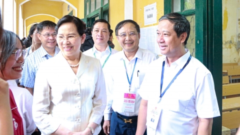 Bộ trưởng Nguyễn Kim Sơn động viên thí sinh, giáo viên