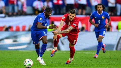 Video: Trọng tài 2 lần thổi penalty, Pháp bị Ba Lan cầm hòa