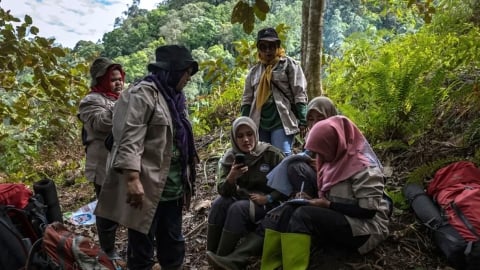 Những nữ kiểm lâm dũng cảm của bản làng Indonesia
