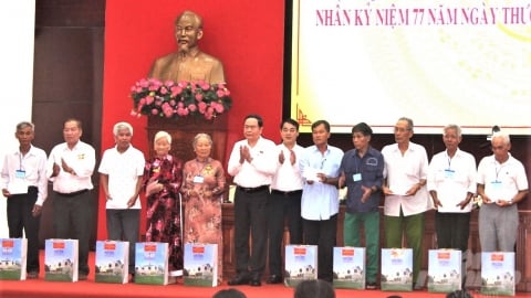 Chủ tịch Quốc hội Trần Thanh Mẫn tặng quà người có công tại Hậu Giang