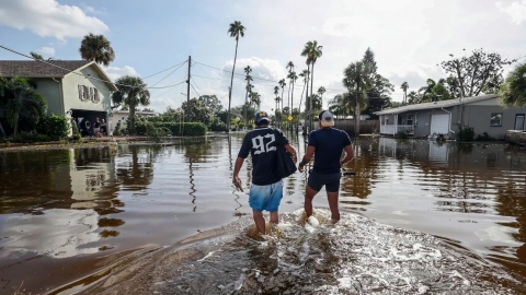 Bão Milton mạnh lên bất thường, Florida ra lệnh sơ tán bắt buộc