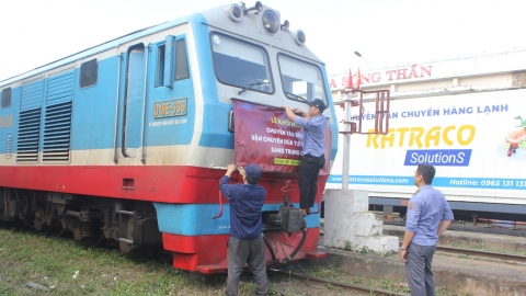 Chuyến tàu đầu tiên rời ga đưa dừa tươi xuất sang Trung Quốc