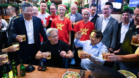 PM Pham Minh Chinh and Nvidia CEO drinking beer and strolling through the Old Quarter